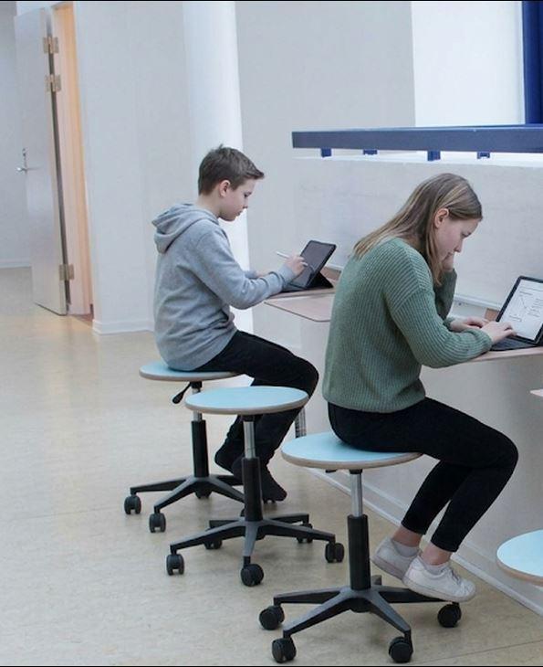 2 Schüler an ZAP Wandschienen arbeitend, Bild 1, 3.3.2026
